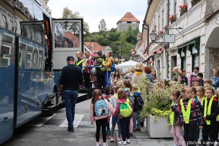 Otroci kamniških šol in vrtcev rajali na Glavnem trgu in se učili o trajnostni mobilnosti (111)